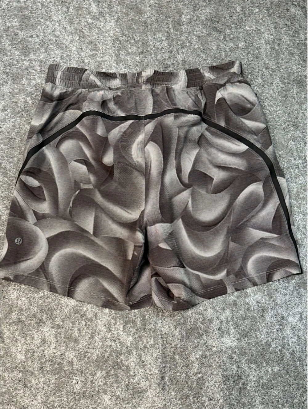 Lululemon Pace Breaker Shorts Men’s Large Black Gray Abstract Print Lined 7” Gym